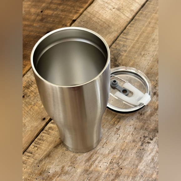 Hidden compartment located in a 30oz stainless steel coffeee tumbler - Picture 5 of 7
